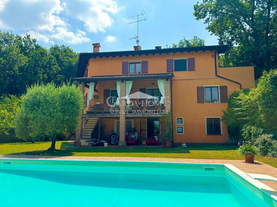 Villa in Desenzano Centro, Desenzano del Garda, Lombardy 1 - 17535120