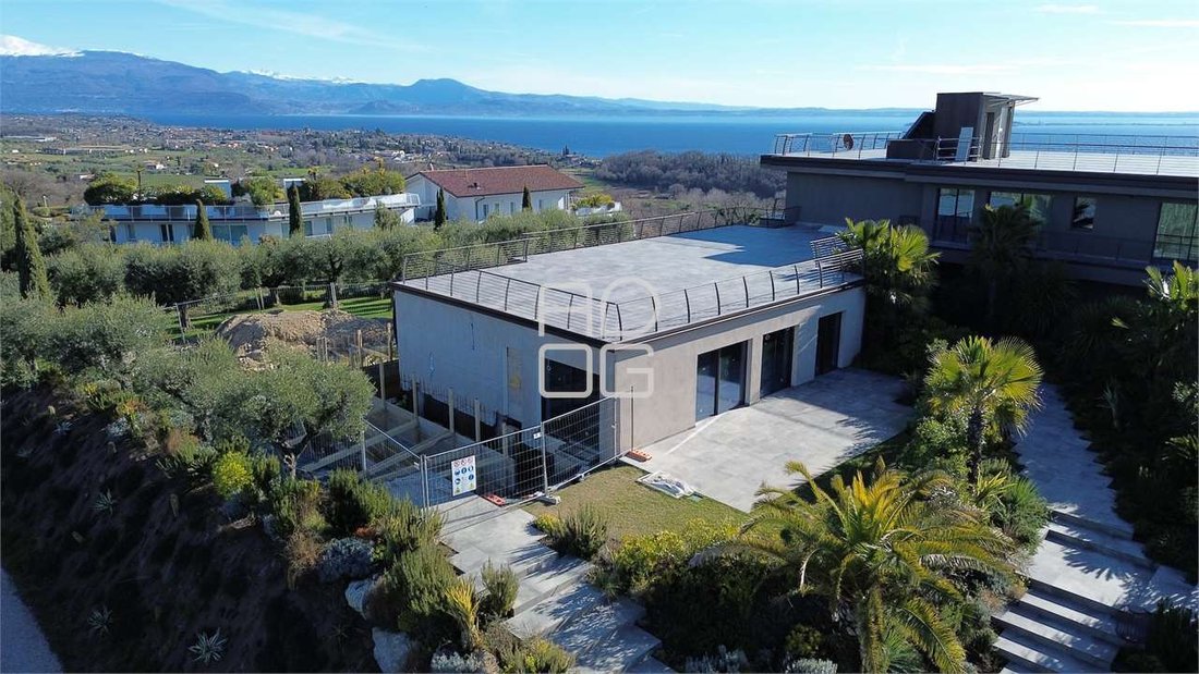 Villa in Hill Zone, Padenghe sul Garda, Lombardy 1 - 16811671