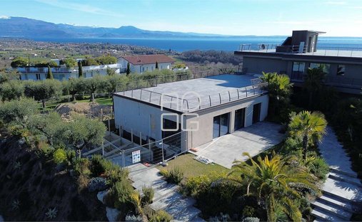 Villa in Hill Zone, Padenghe sul Garda, Lombardy 1
