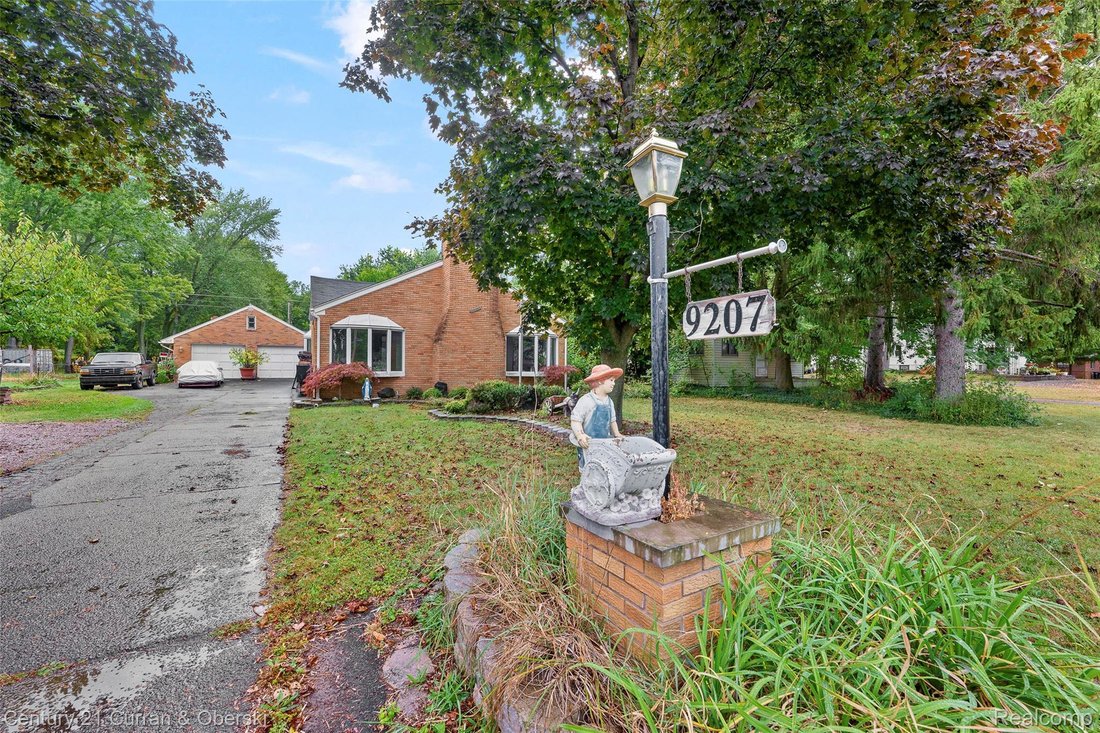 House in Livonia, Michigan, United States 1 - 17532094