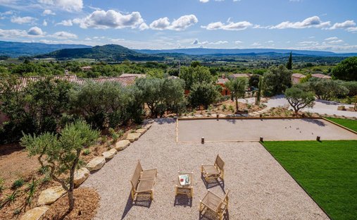18th Century Château Facing The Luberon