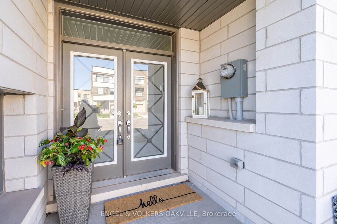 Townhouse in Oakville, Ontario, Canada 3 - 17535104