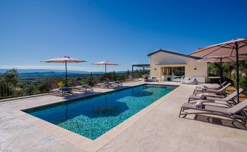18th Century Château Facing The Luberon
