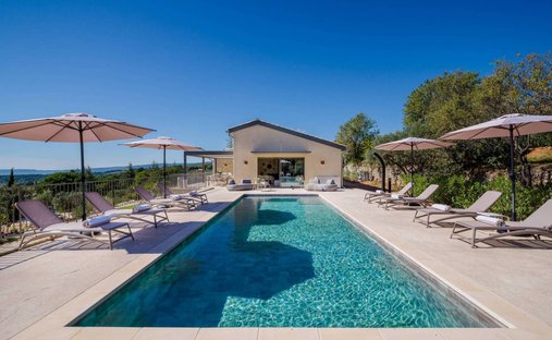 18th Century Château Facing The Luberon