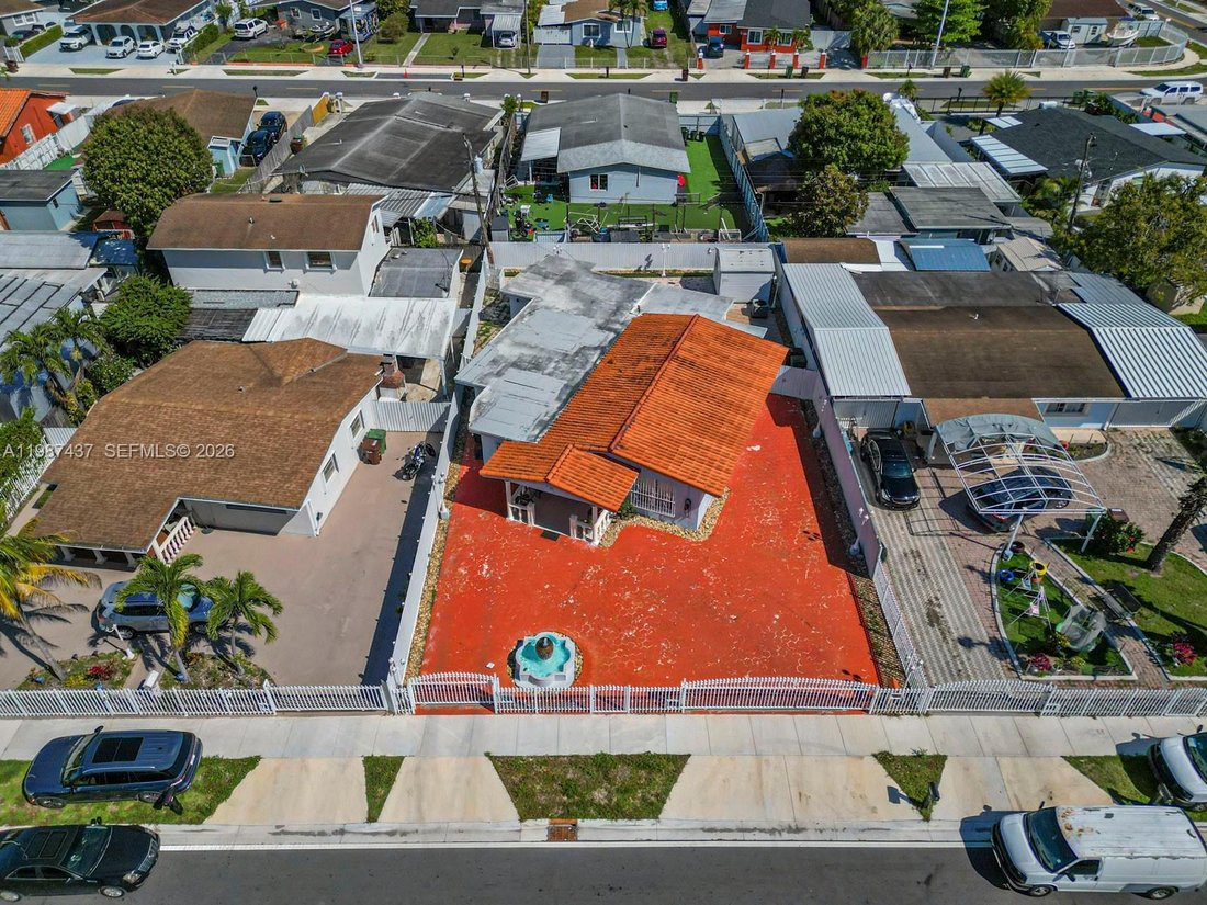 House in Hialeah, Florida, United States 3 - 17531137