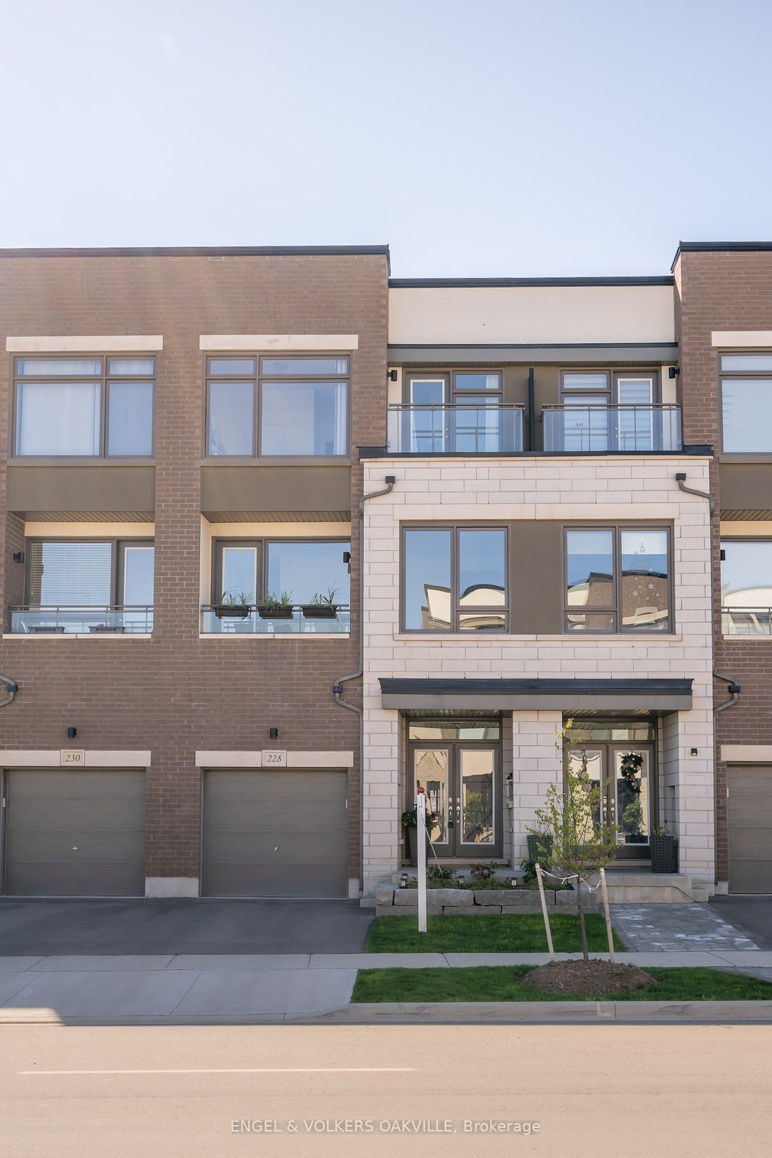 Townhouse in Oakville, Ontario, Canada 2 - 17535104