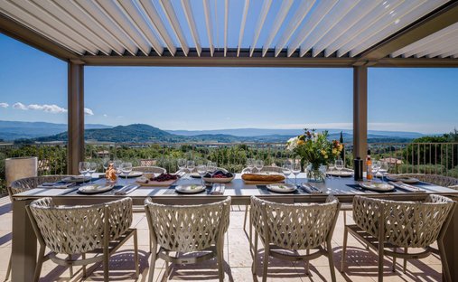 18th Century Château Facing The Luberon