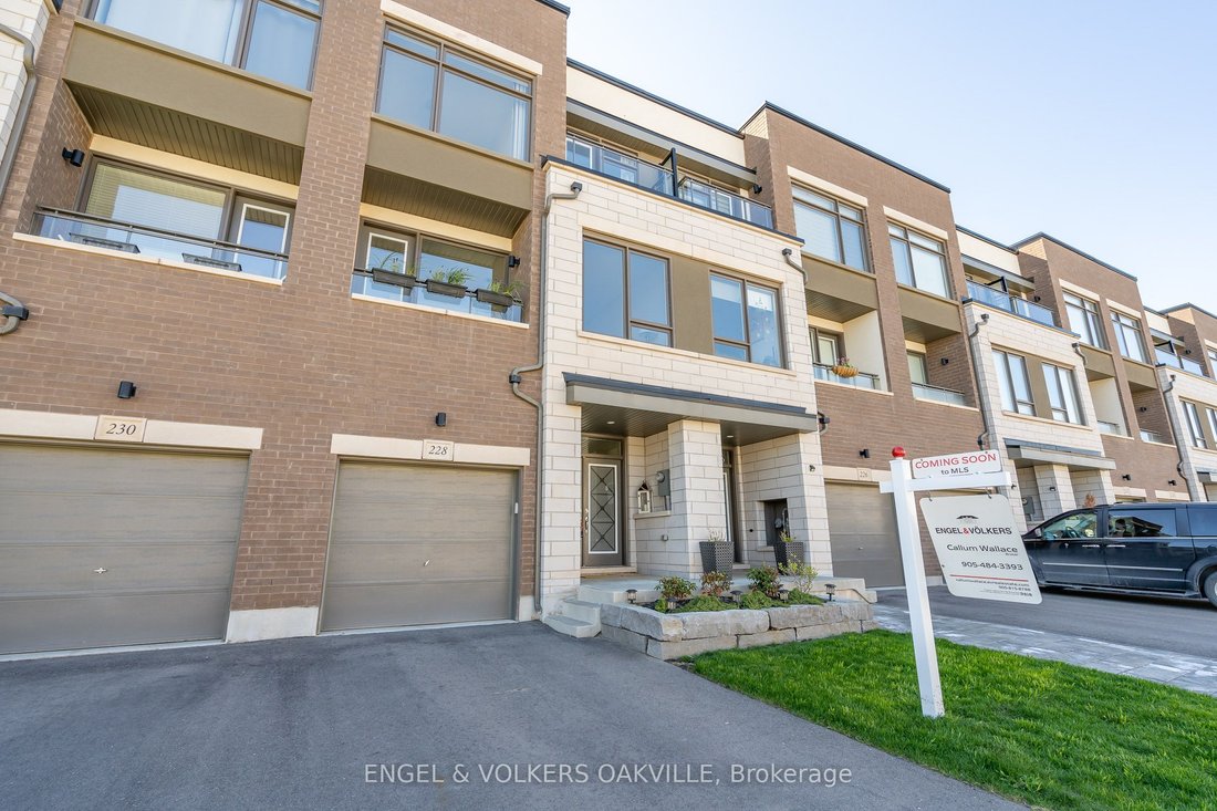 Townhouse in Oakville, Ontario, Canada 1 - 17535104