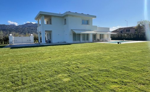 Villa in Pietrasanta, Tuscany, Italy 1