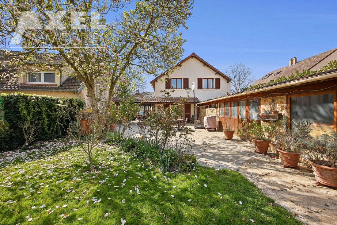 House in Bois de la Couronne, Bois-d'Arcy, France 1 - 17536162
