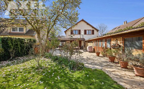 House in Bois de la Couronne, Bois-d'Arcy, France 1