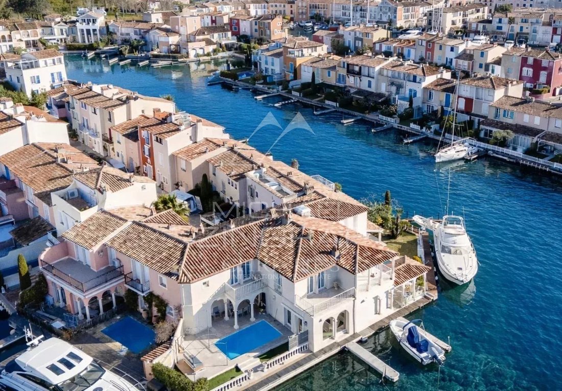 Villa in Port Grimaud, Grimaud, Provence-Alpes-Côte d'Azur 2 - 17444471
