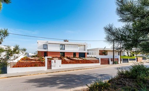 Villa in Fernao Ferro, Setubal, Portugal 1