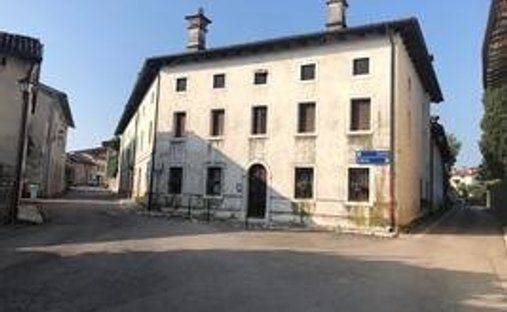 Villa en Aviano / Davian, Friuli-Venecia Julia, Italia 1