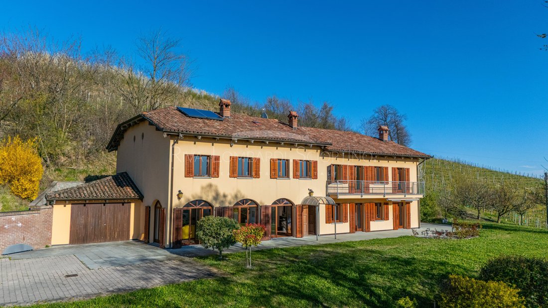 Villa in Mango, Piedmont, Piedmont, Italy 1 - 14985236
