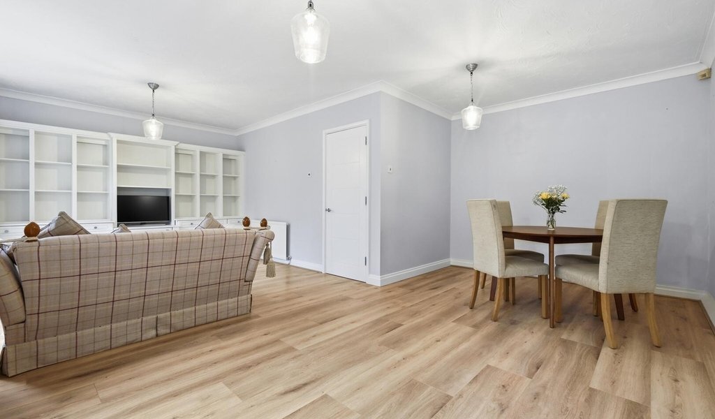 House in Loughton, England 4 - 17542671