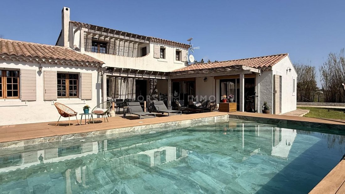 Villa in Saintes-Maries-de-la-Mer, Provence-Alpes-Côte d'Azur, France 2 - 17539643