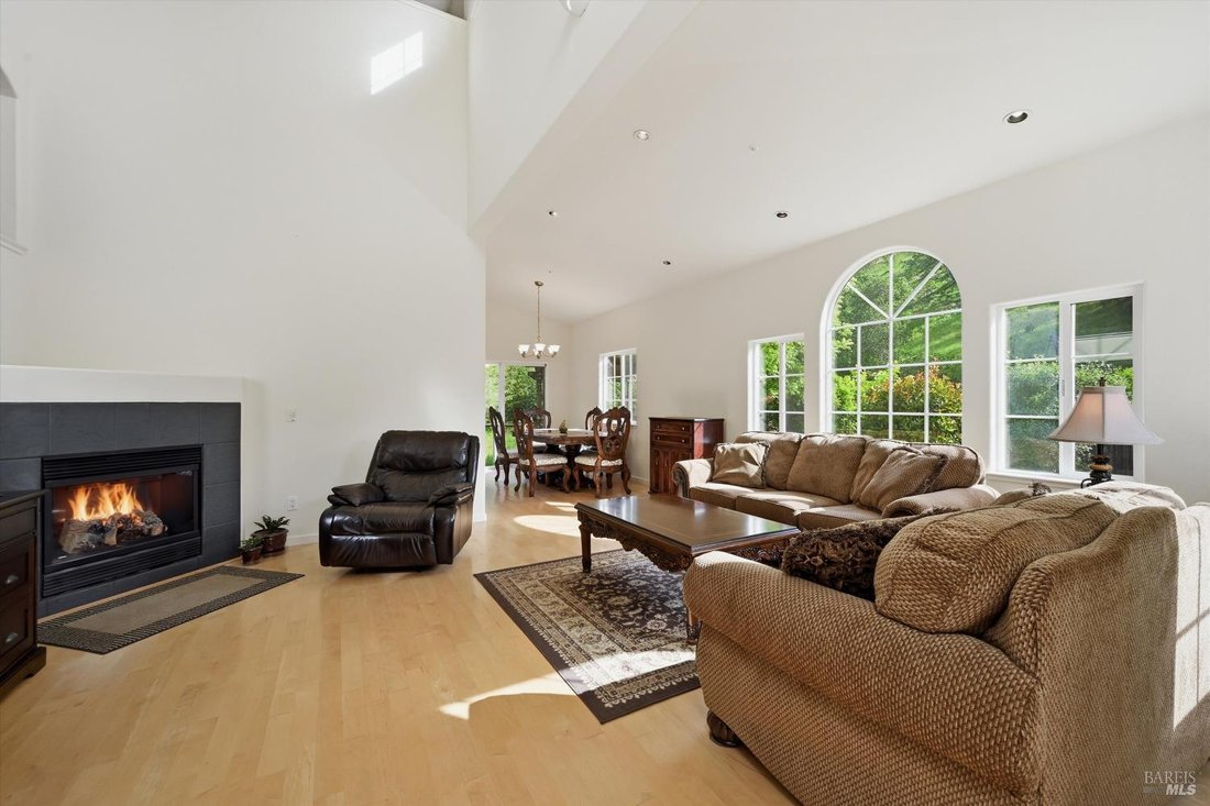 House in Cloverdale, California, United States 4 - 17541662