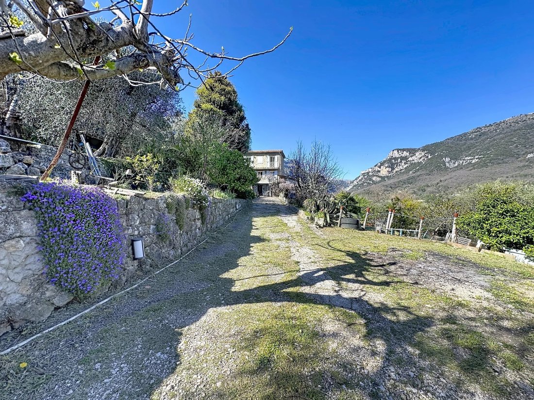 House in Le Bar-sur-Loup, Provence-Alpes-Côte d'Azur, France 1 - 17539970