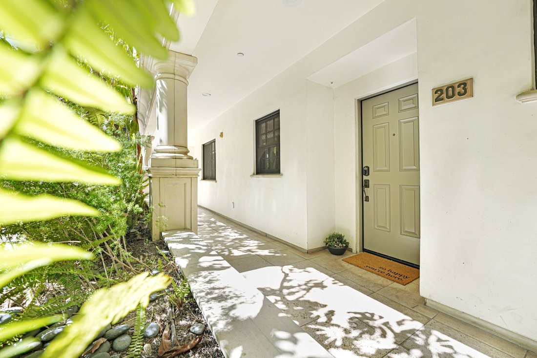 Condo in Altadena, California, United States 3 - 17539202