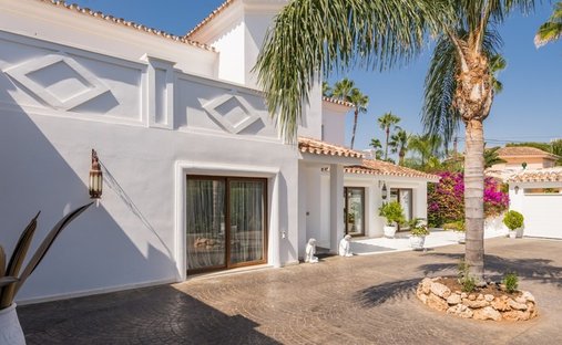 Villa in Atalaya-Isdabe, Estepona, Andalusia 1