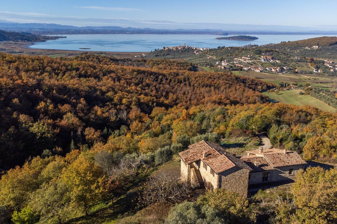 Estate in Magione, Umbria, Italy 1 - 16916260