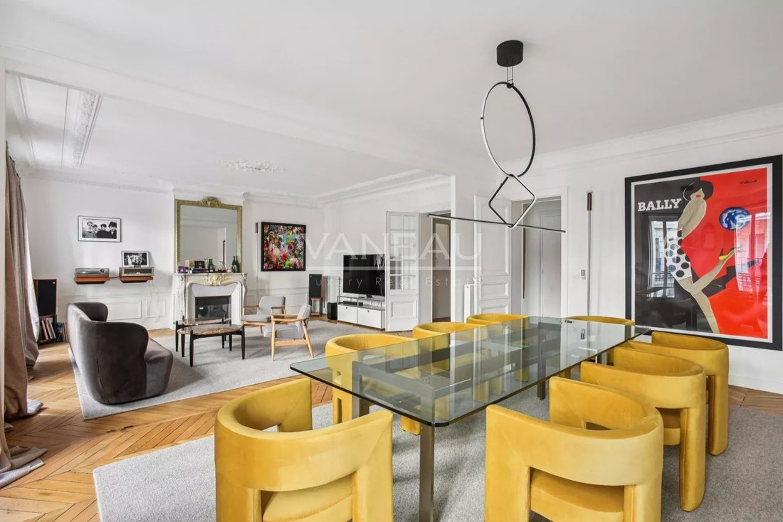 Apartment in Saint Philippe du Roule, Paris 8e Arrondissement, Paris 4 - 17541049