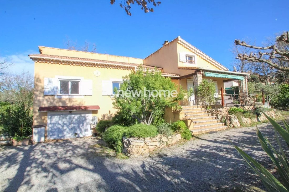 Villa in Bagnols-en-Forêt, Provence-Alpes-Côte d'Azur, France 1 - 17504683