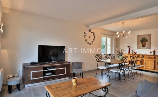 18th Century Château Facing The Luberon