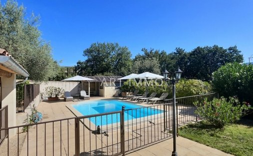 18th Century Château Facing The Luberon