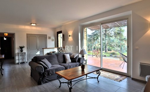 18th Century Château Facing The Luberon