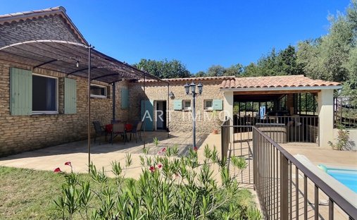 18th Century Château Facing The Luberon