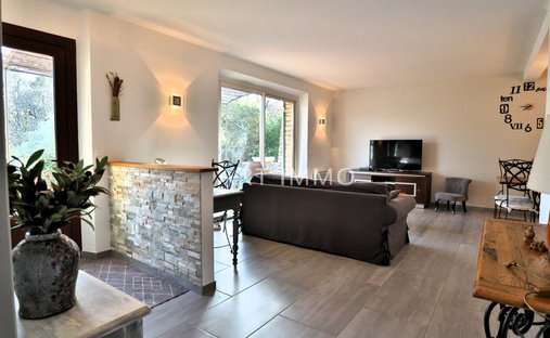 18th Century Château Facing The Luberon