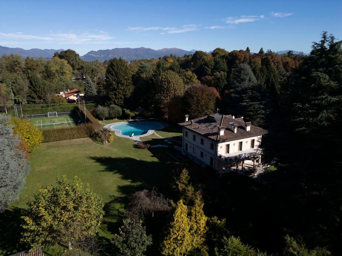 Villa in Cadorago, Lombardy, Italy 1 - 17546769
