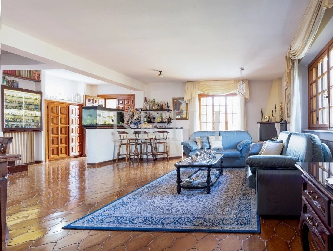 Villa in Aldo Moro Avenue, Olbia, Italy 2 - 17546096