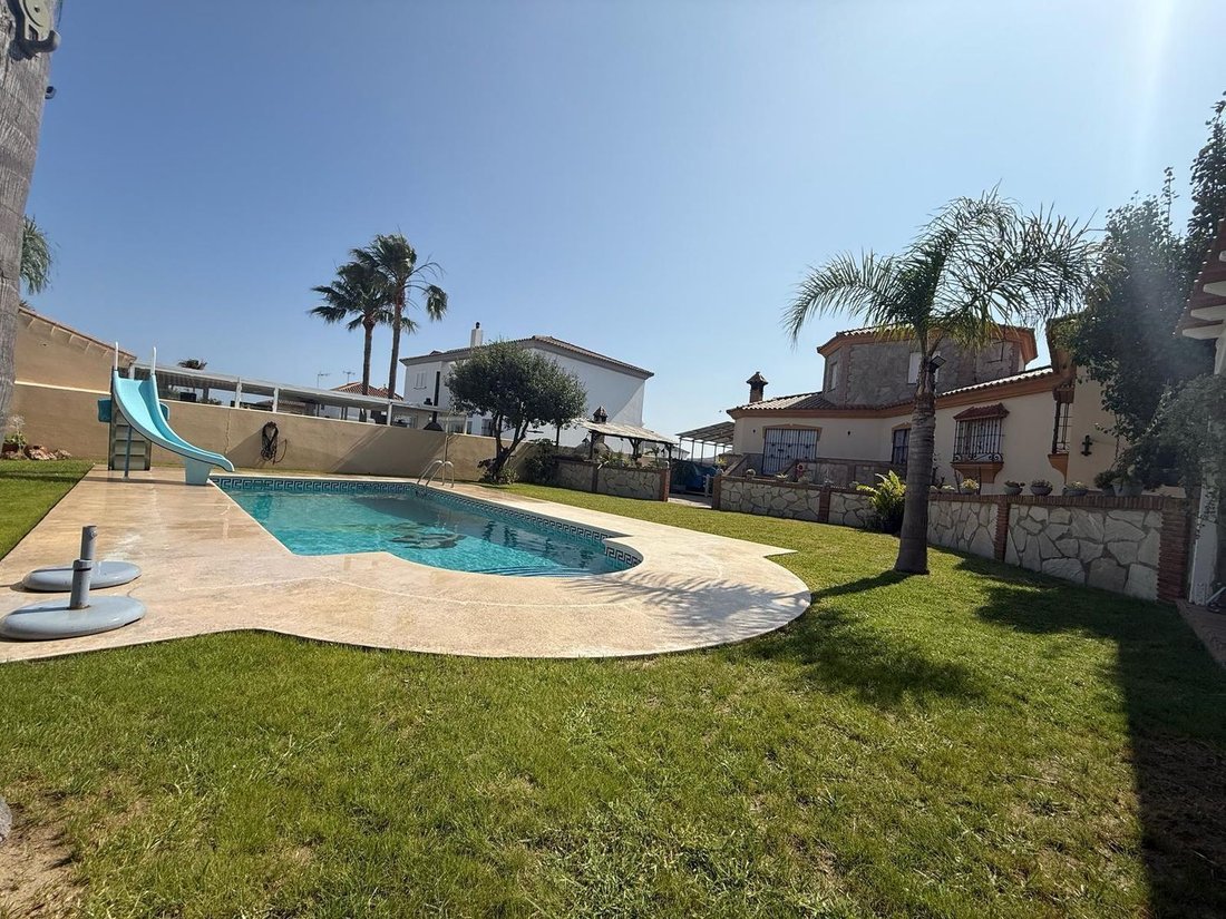 Villa in La Linea de la Concepcion, Andalusia, Spain 5 - 17546532
