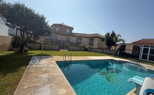 Villa in La Linea de la Concepcion, Andalusia, Spain 1