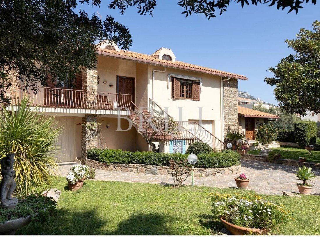 Villa in Aldo Moro Avenue, Olbia, Italy 1 - 17546096