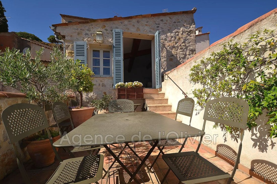 Villa in Châteauneuf-Grasse, Provence-Alpes-Côte d'Azur, France 1 - 17537572