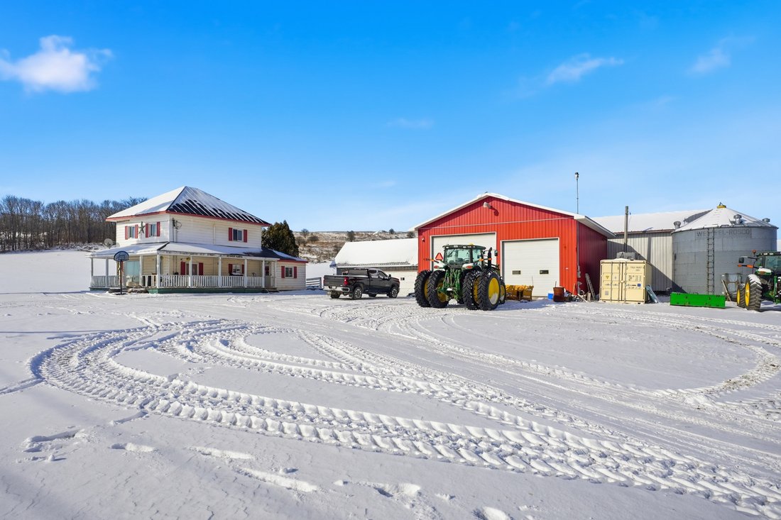 Farm Ranch in Dunraven, Quebec, Canada 3 - 17547753