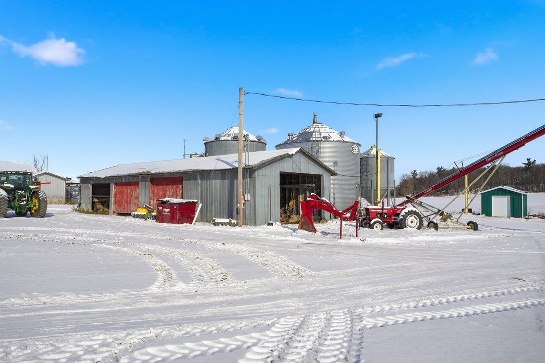 Farm Ranch in Dunraven, Quebec, Canada 2 - 17547753