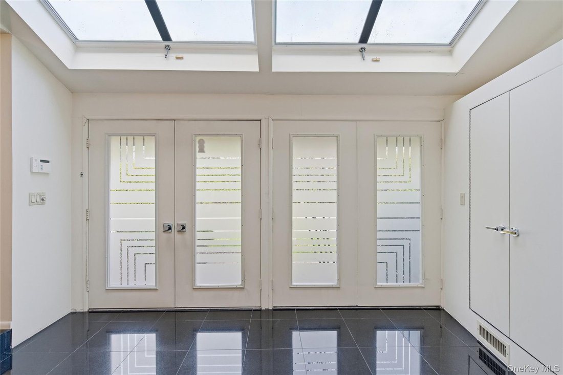 Condo in Manhasset, New York, United States 5 - 17548072