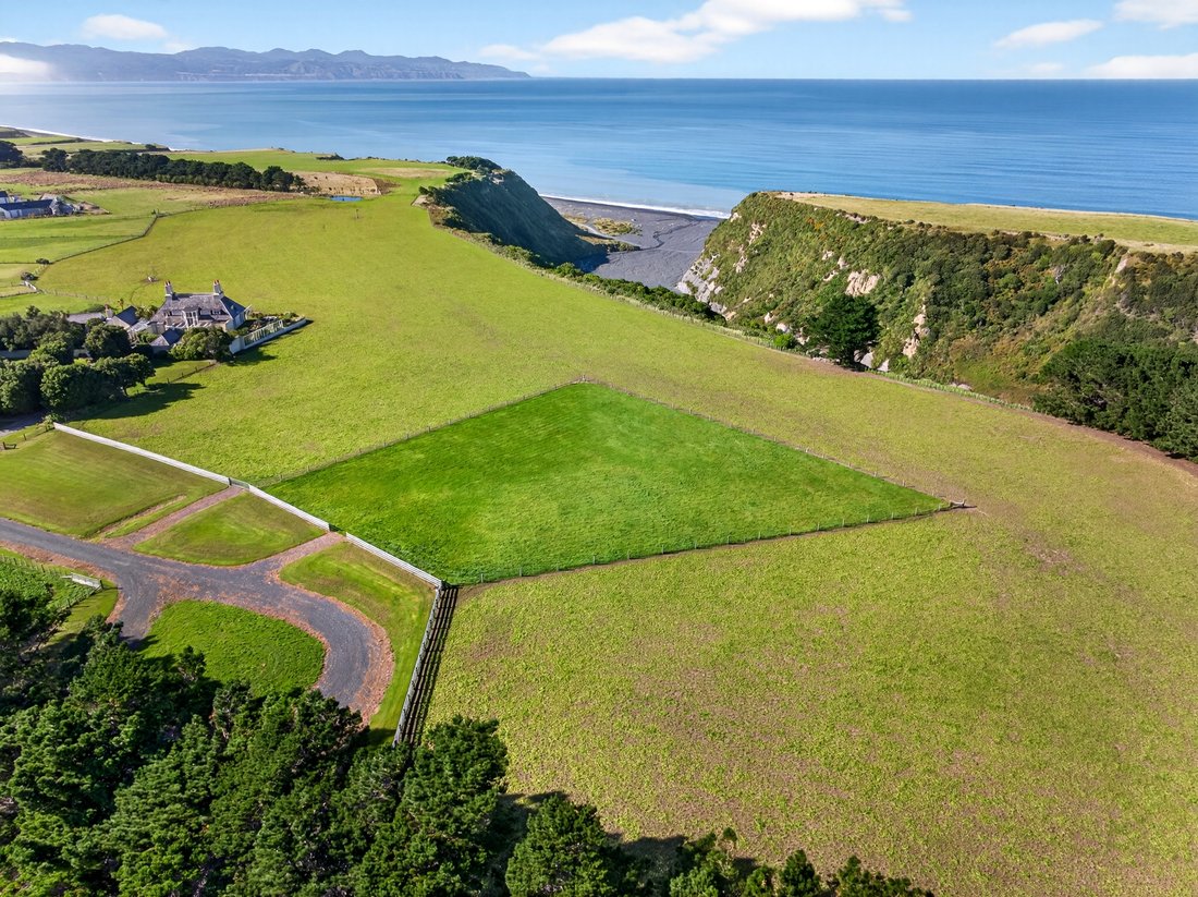 Land in Ocean Beach, Wellington, New Zealand 1 - 17548076