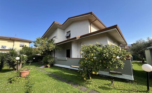 Villa in Ronchi, Massa, Italy 1