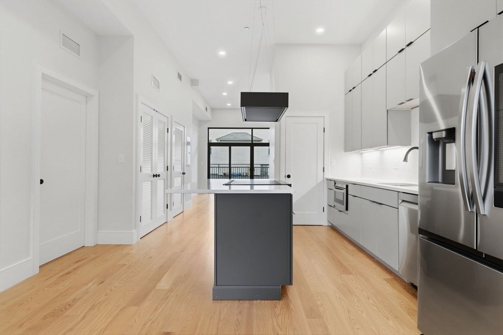 Condo in Medford, Massachusetts, United States 1 - 17549779