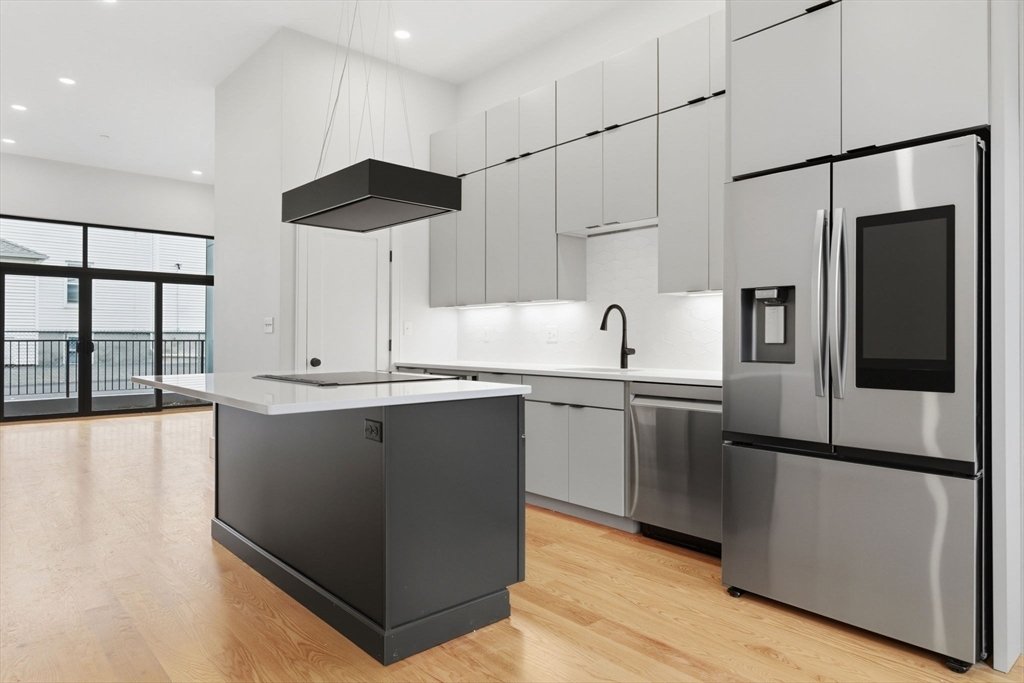 Condo in Medford, Massachusetts, United States 3 - 17549779