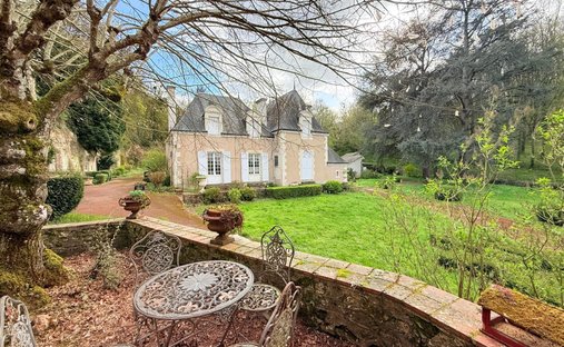 House in La Chartre-sur-le-Loir, Pays de la Loire, France 1