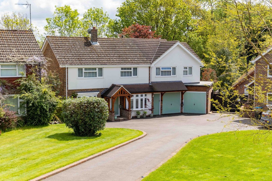 House in Crawley Down, England 1 - 17549738