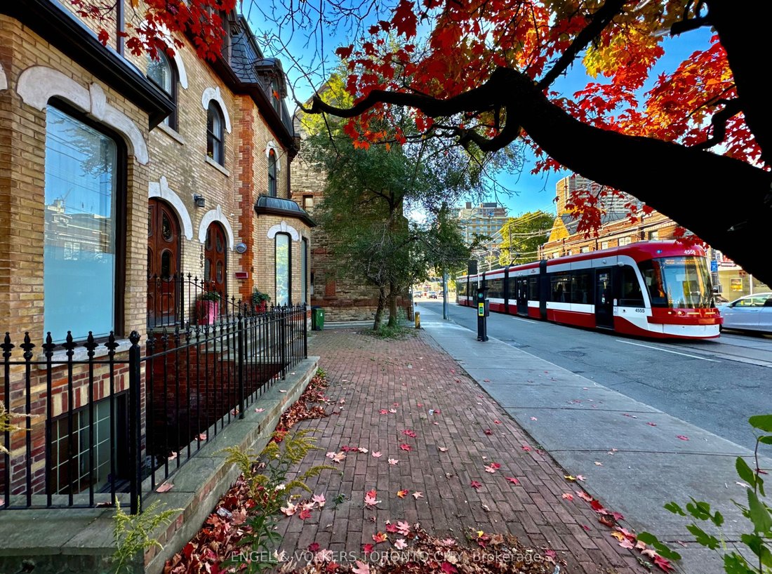 Townhouse in Toronto, Ontario, Canada 1 - 17552919