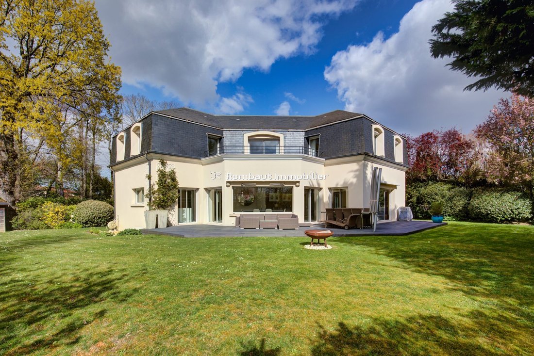 Villa in Bourg-La Feuillaume Nord, La Celle-Saint-Cloud, France 1 - 17554281